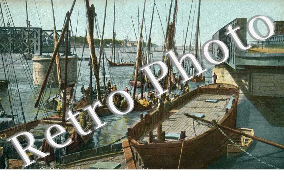 Groupe de Barques passant le Pont