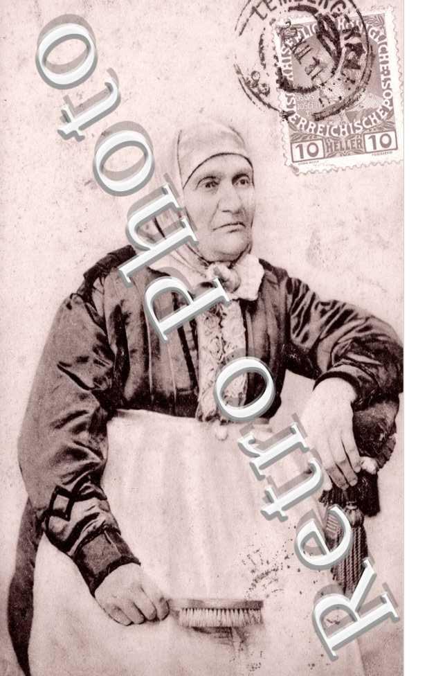 (une vieille femme)