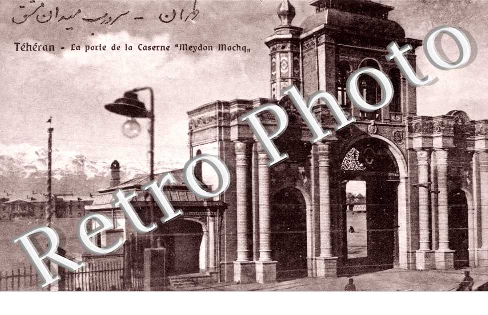 La porte de la caserne Meydan Machq