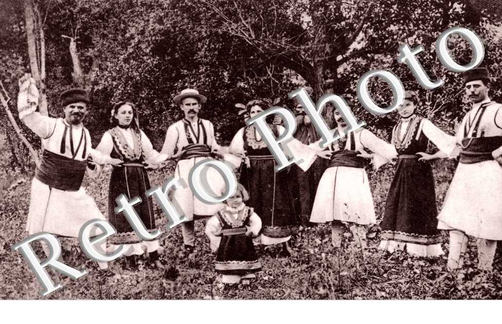 (des habitants en costume)