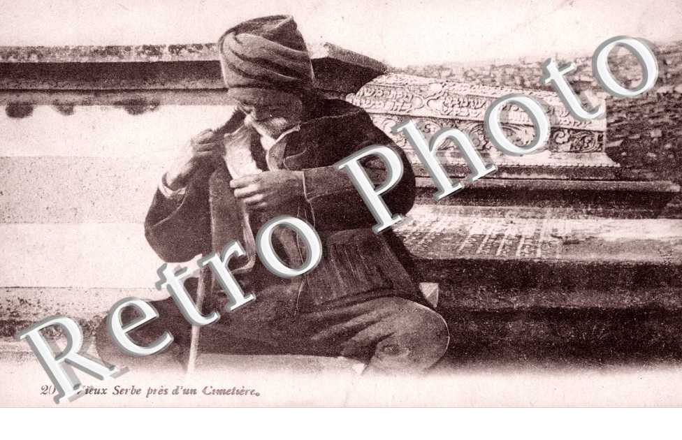 Vieux Serbe pres d&#039;un Cimetiere