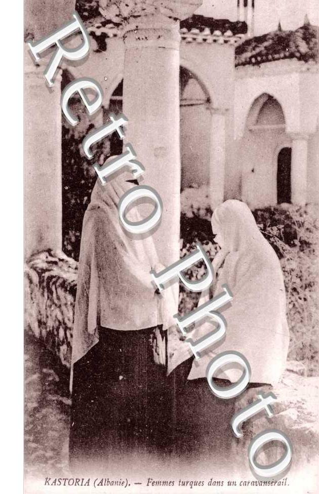 KASTORIA Femmes turques dans un caravanserail
