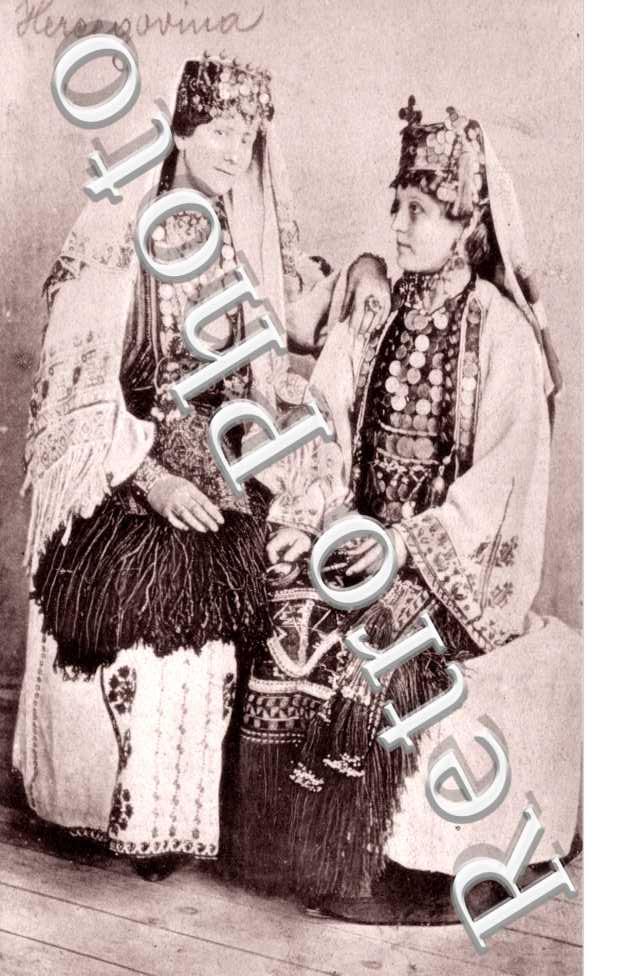 (femmes en costume)