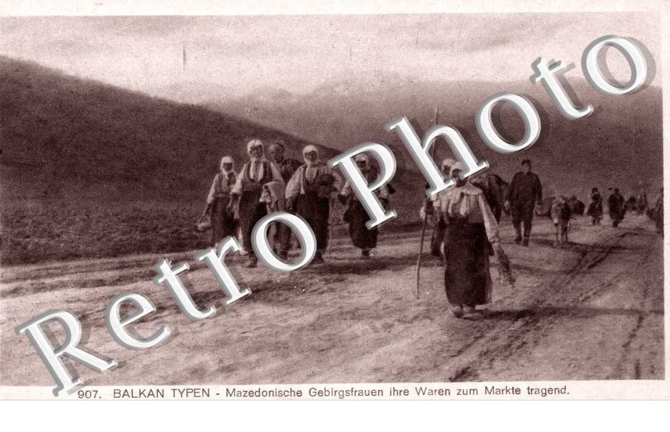 Mazedonische Gebirgsfrauen ihre Waren zum Markte tragend