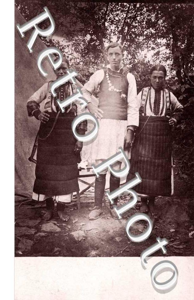jeunes gens en costume