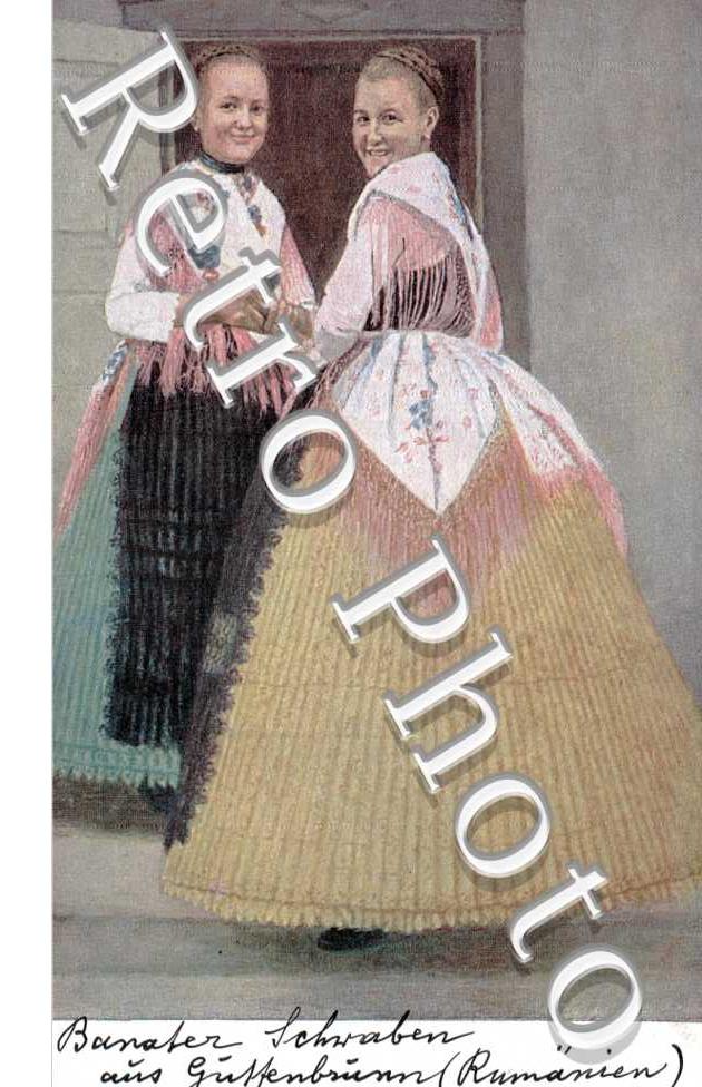 des jeunes femmes en costume
