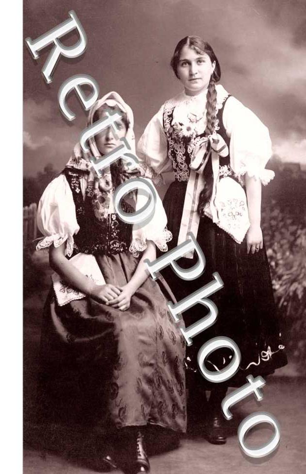 (photo de deux jeunes femmesen costume)