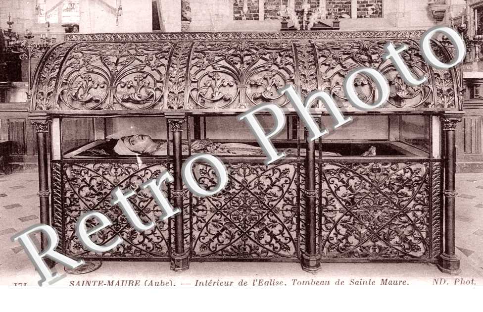 Interieur de l&#039;Eglise, Tombeau de Sainte Maure