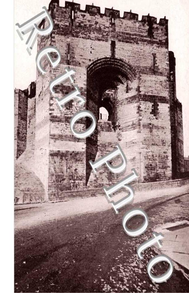 Queen Eleanor&#039;s Gateway, Castle