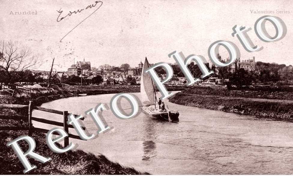 (une voile sur la riviere)