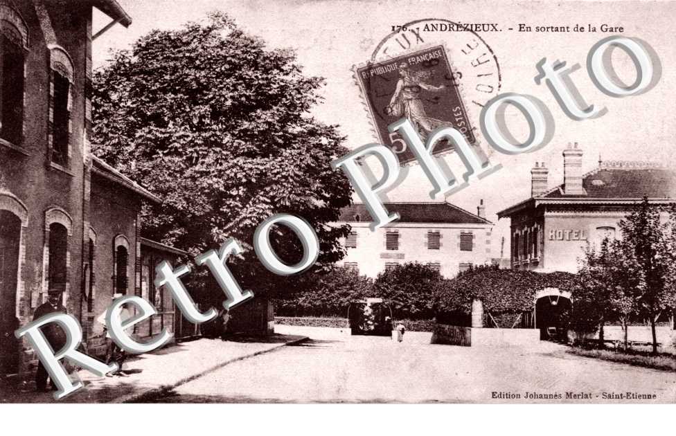 en sortant de la gare