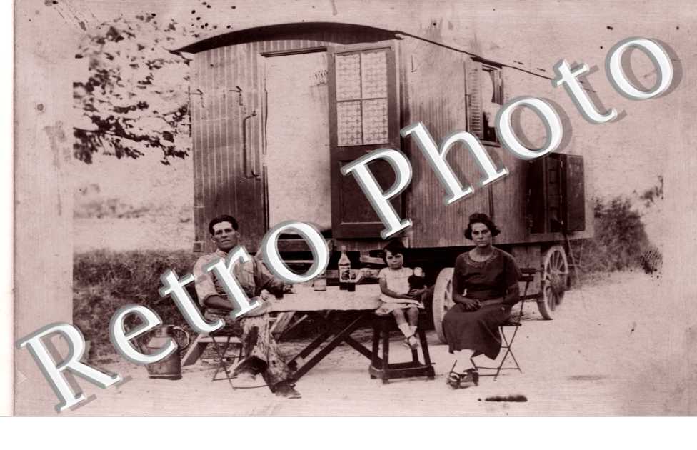 nomades et leur roulotte