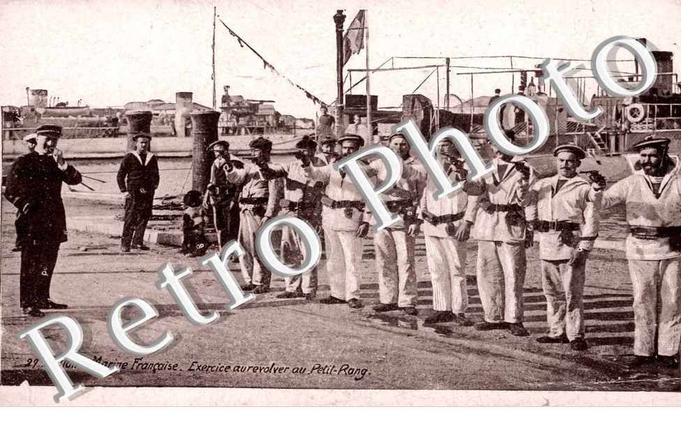 marine francaise  exercice au revolver