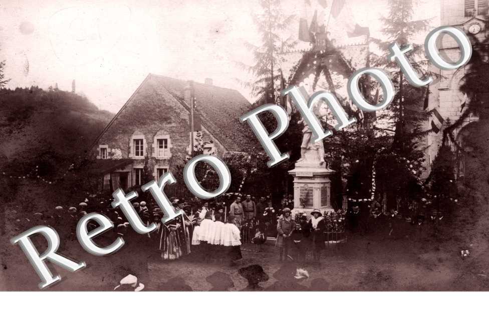 Ceremonie religieuse aux monument aux morts