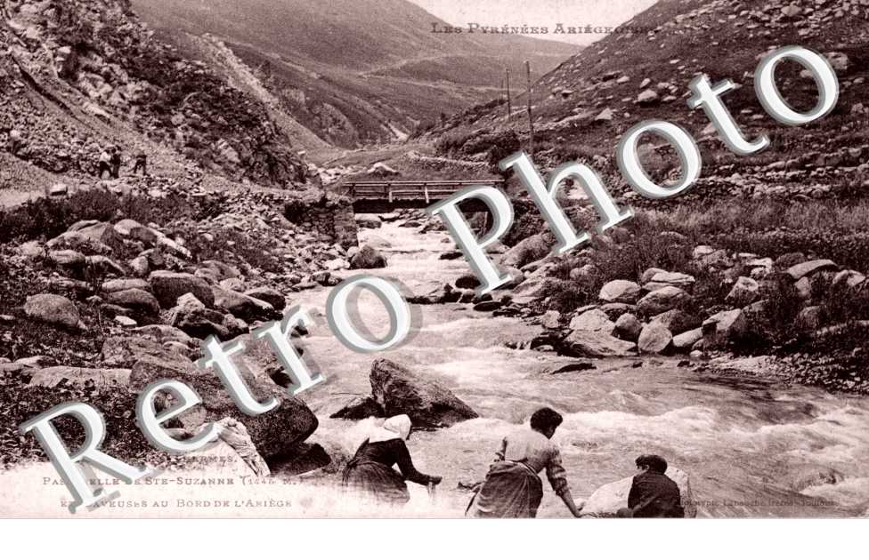 passerelle et laveuses au bord de l&#039;Ariege