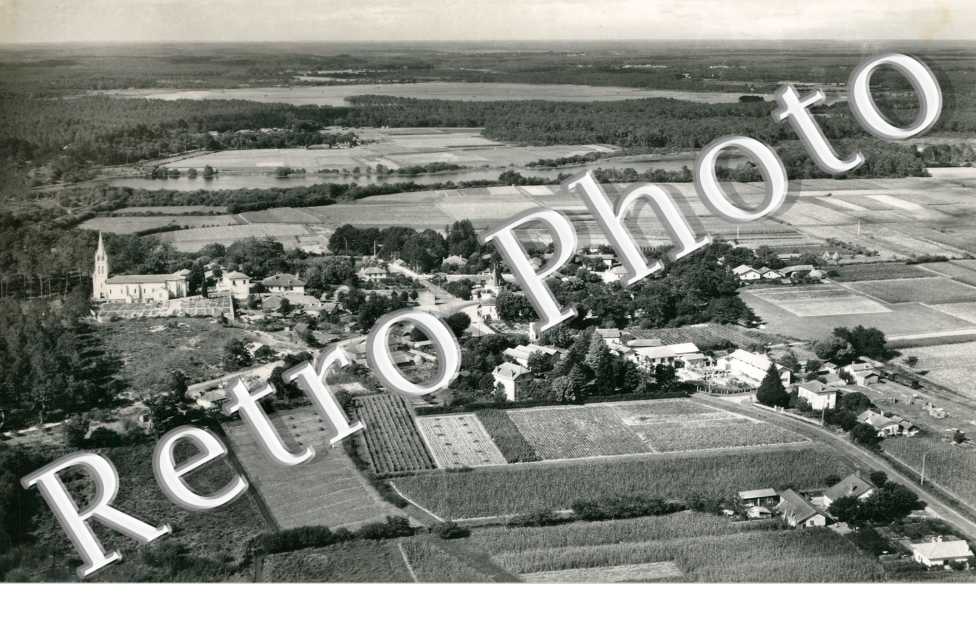 Vue Aerienne, le Village et le Lac