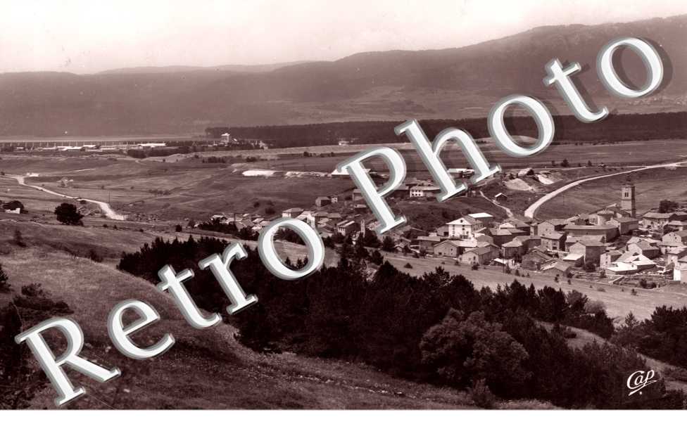 Le Village - Dans le Fond le Barrage