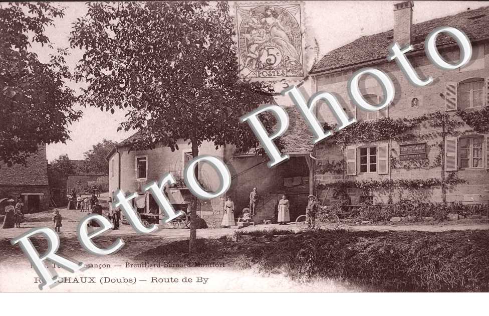 Route de By rue animee