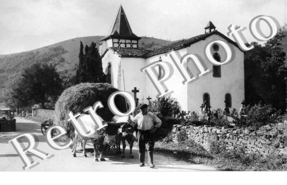 Vue vers eglise  Attelage basque  -  annees 50