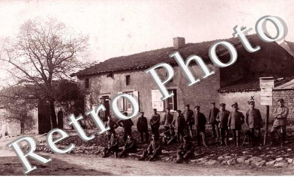 Des Hommes en uniformes, Vue Interieure