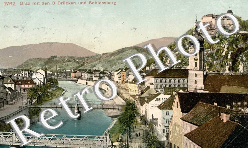 Graz mit den drei Brucken und Schlossberg
