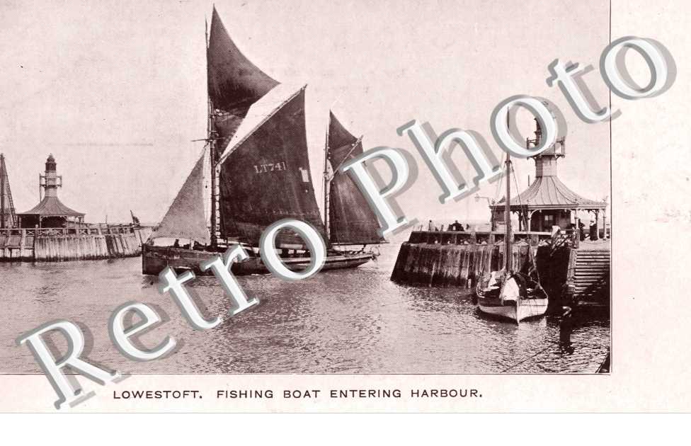 Fishing boat entering Harbour