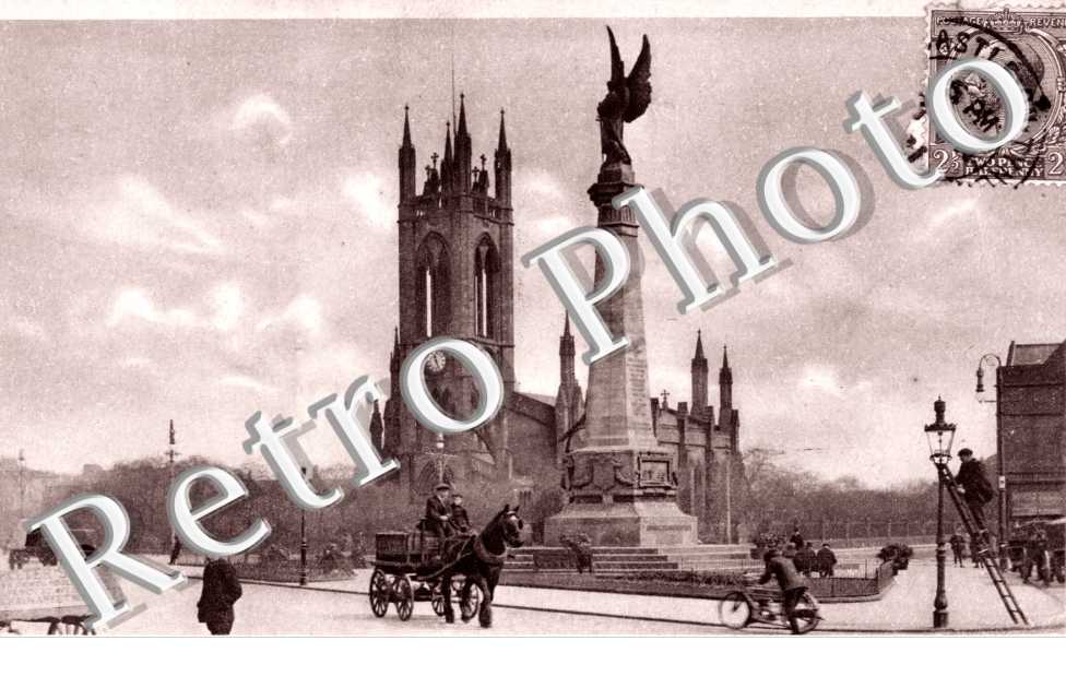 War Memorial and Saint Thomas&#039; Church