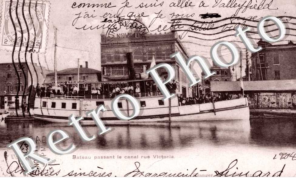 Bateau passant le Canal Rue Victoria