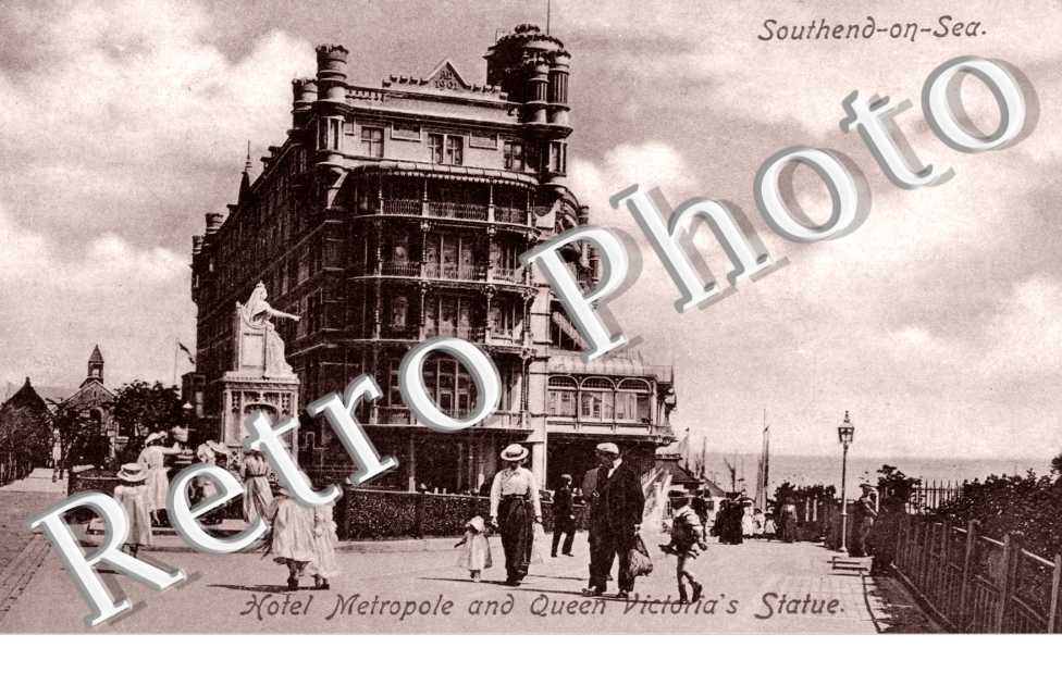 Hotel metropole and Queen Victoria&#039;s Statue