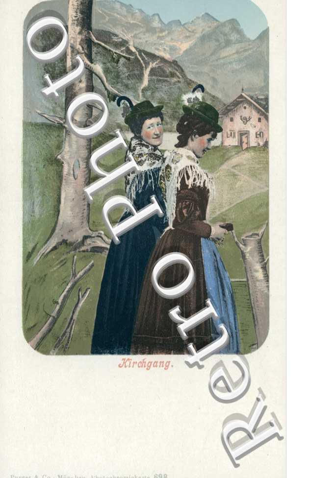 Deux femmes en costumes traditionnels