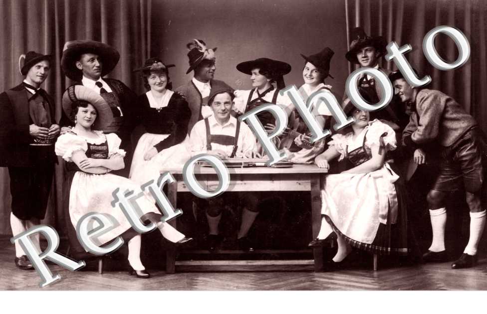 Un groupe en costumes traditionnels
