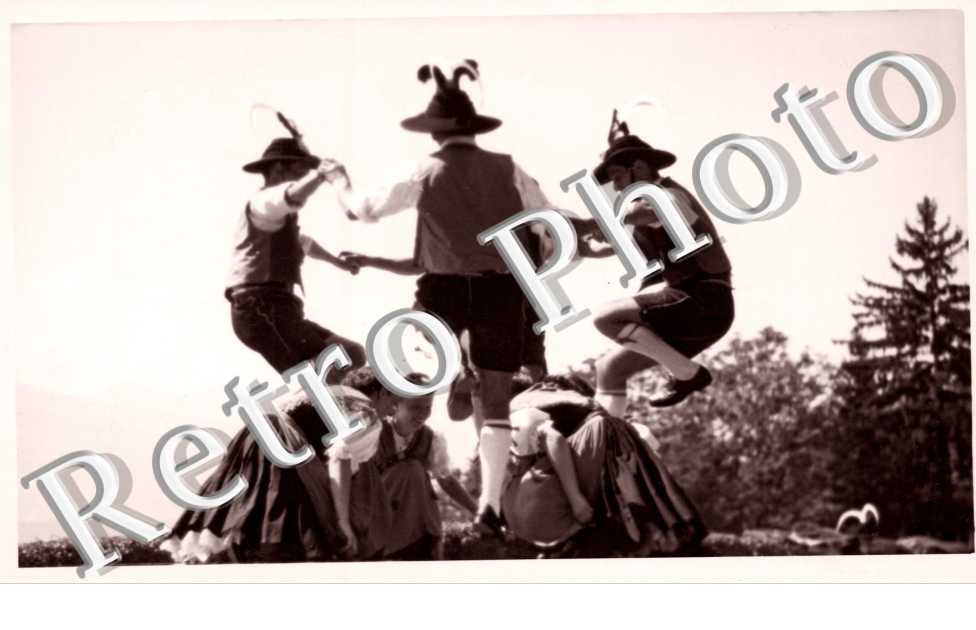 Des Hommes portant le costume traditionnel en train de danser