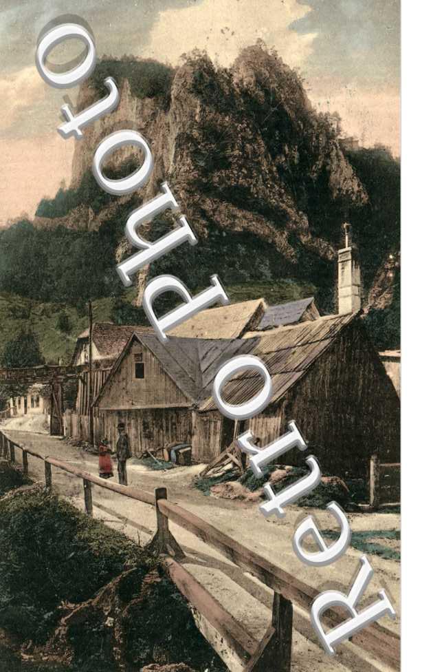Un Rocher et des Maisons en Bois