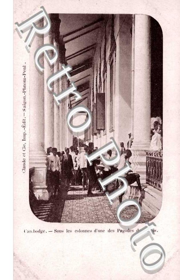 Sous les Colonnes d&#039;une des Pagodes du palais