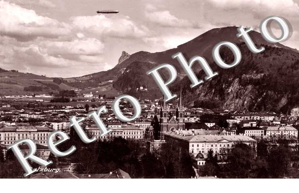 Graf Zeppelin fliegt uber den rechten Stadtteil im Intergrung Galsberg u. Nockstein