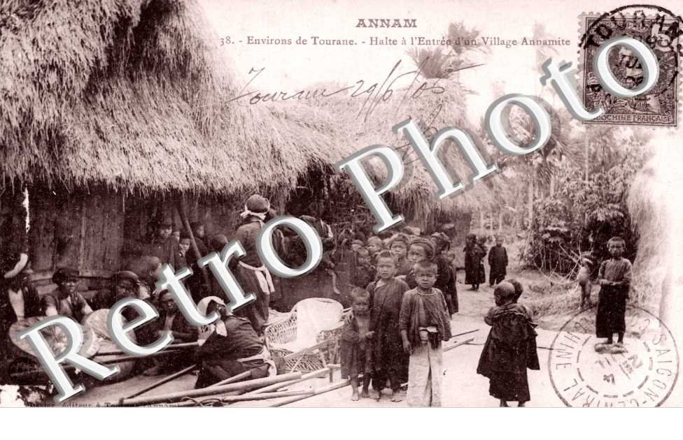 Halte a l'Entree d'un Village Annamite