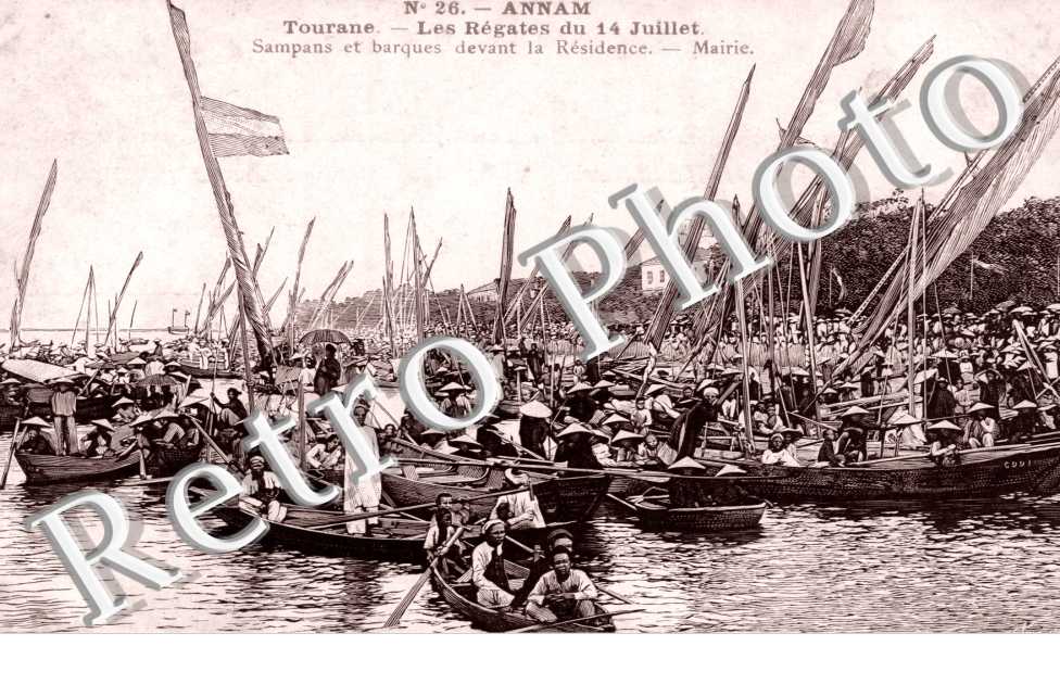 les Regates du 14 Juillet, Sampans et Barques devant la residence, Mairie