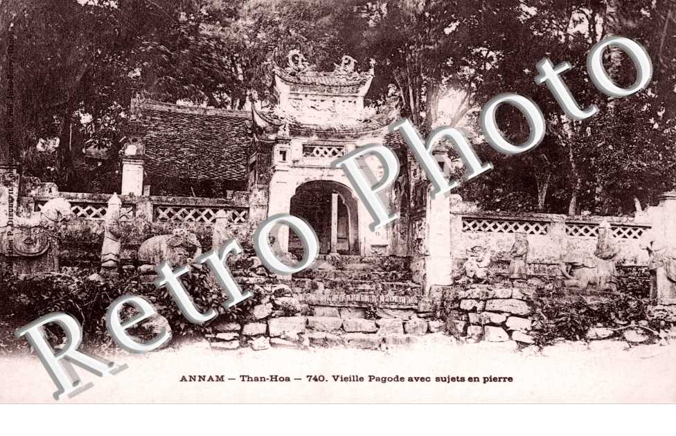 Vieille Pagode avec sujets en pierre