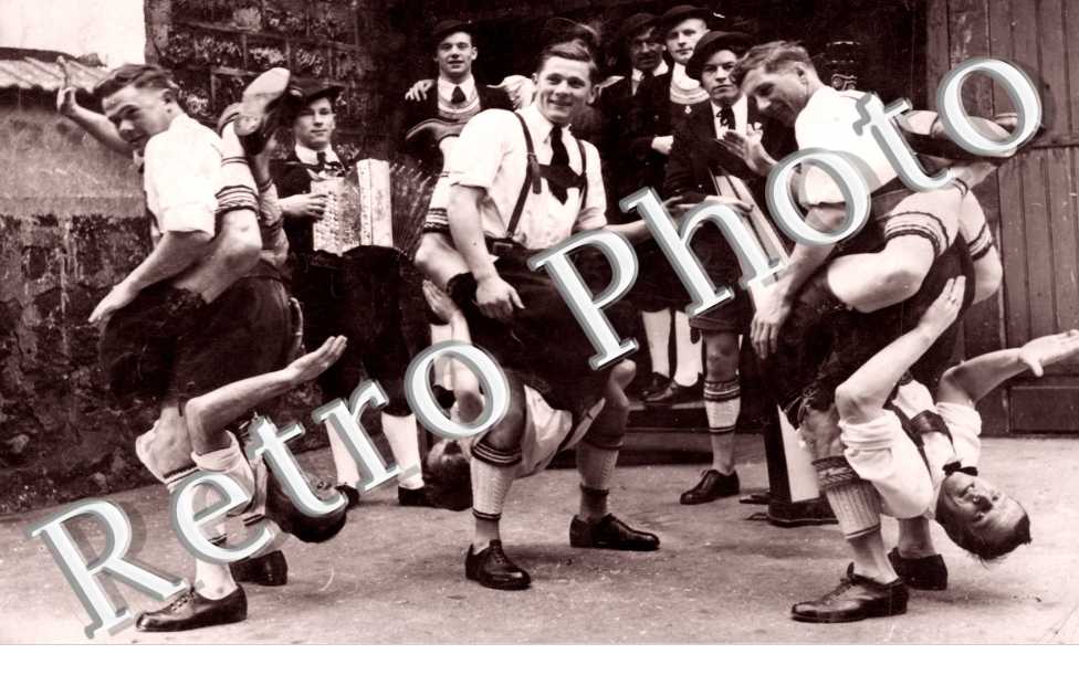 Des Hommes en train de danser