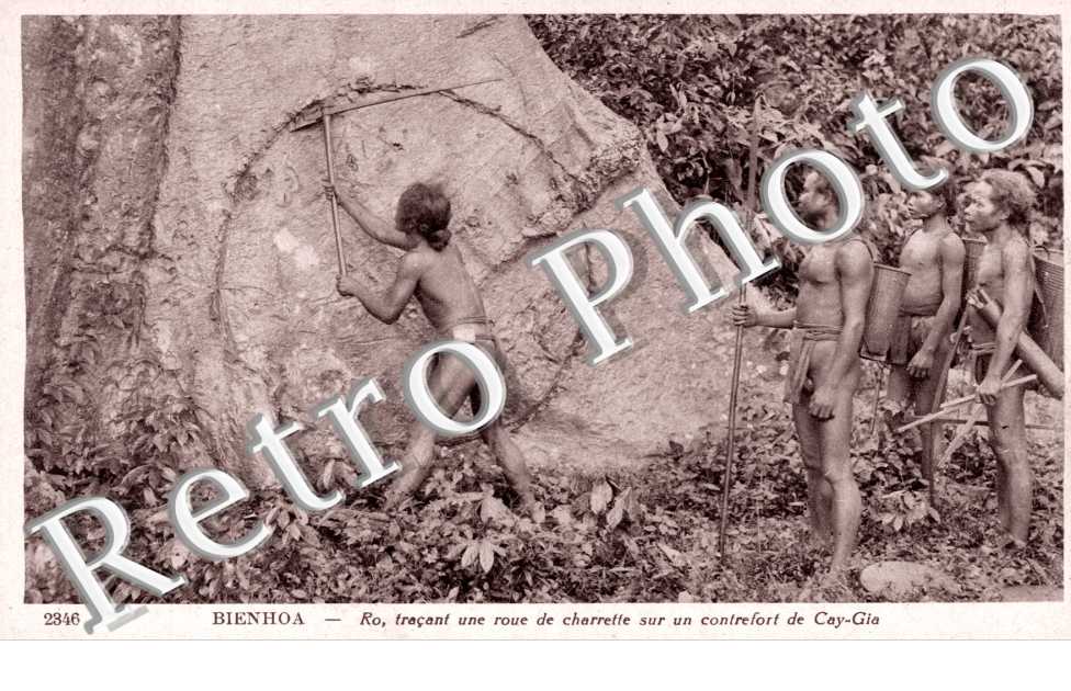 Ro tracant une roue de Charrette sur un Contrrefort de Cay-Gia