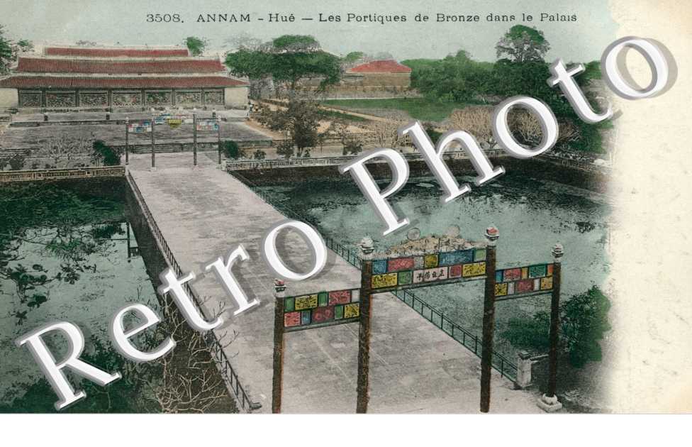 Annam, les Portiques de Bronze dans le Palais