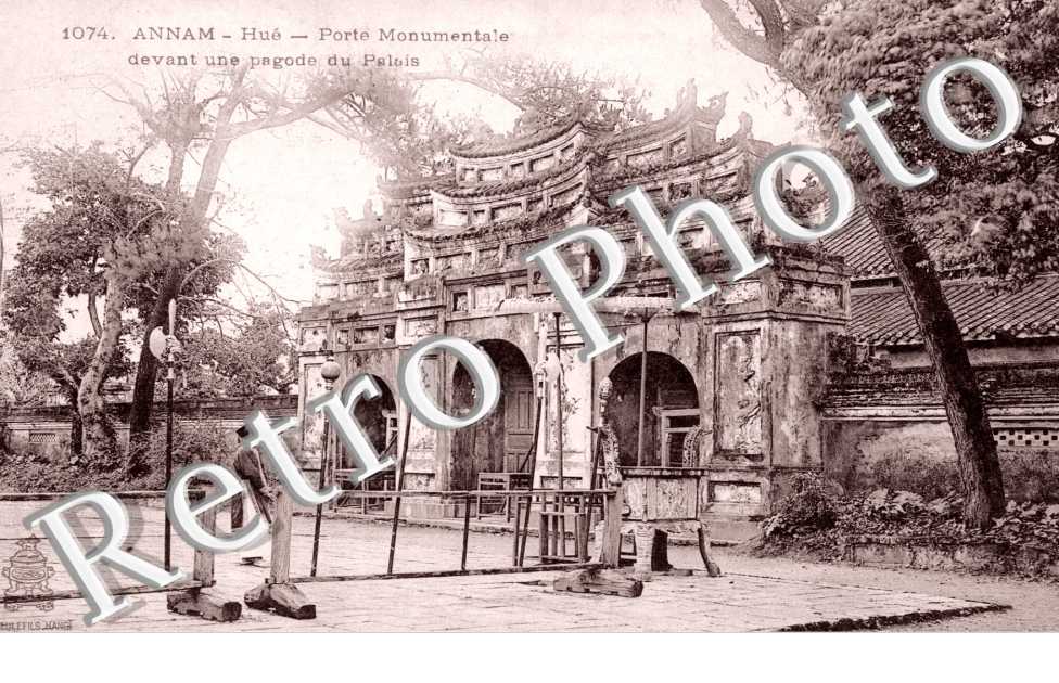 Annam, Porte Monumentale devant une Pagode du Palais