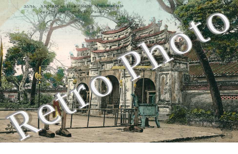 Annam, Porte Monumentale devant une Pagode du Palais