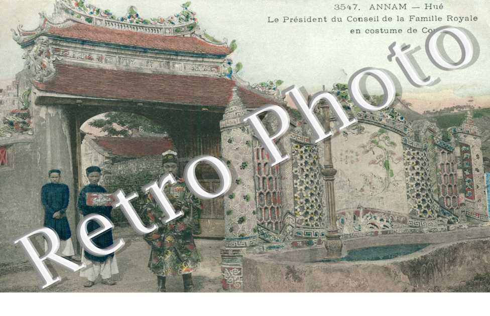 Annam, le President du Conseil de la Famille Royale en costume de Cour
