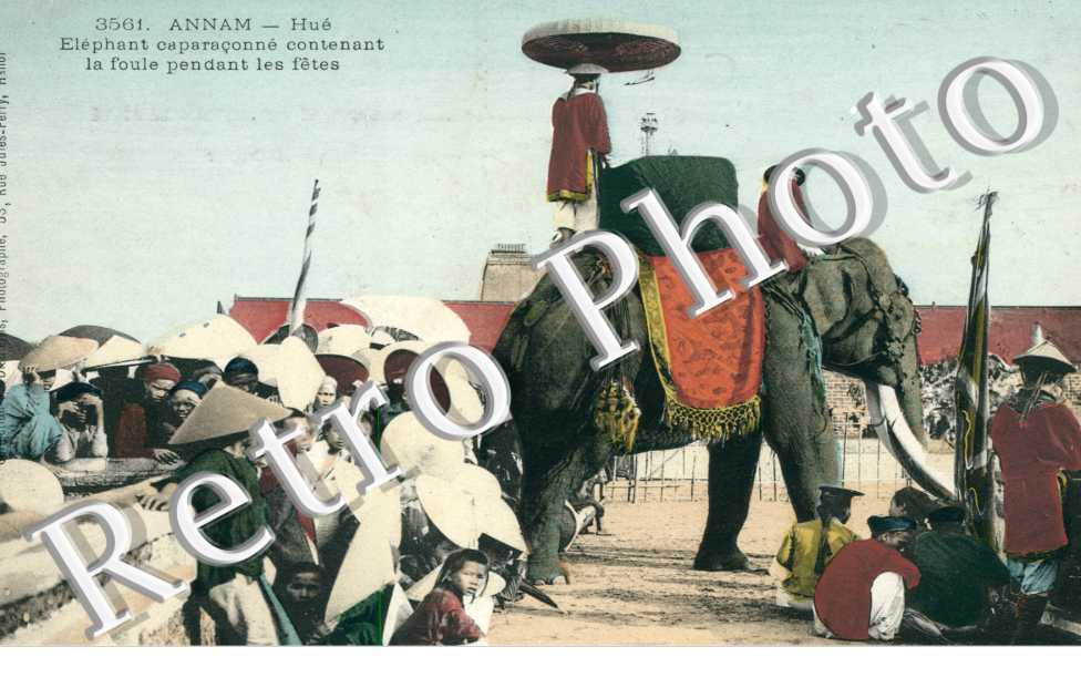 Annam, Elephant caparaconne contenant la Foule pendant les Fetes