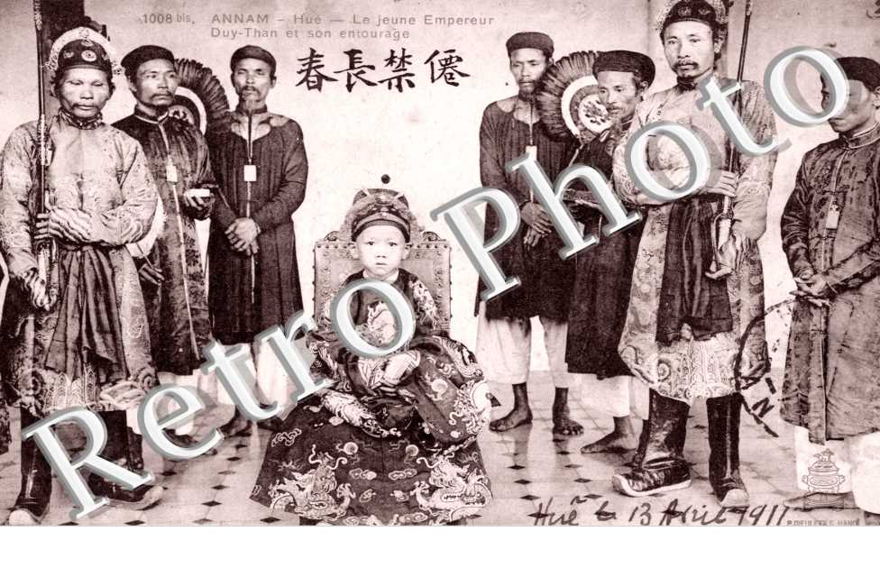Annam, le jeune Empereur Duy-Than et son entourage