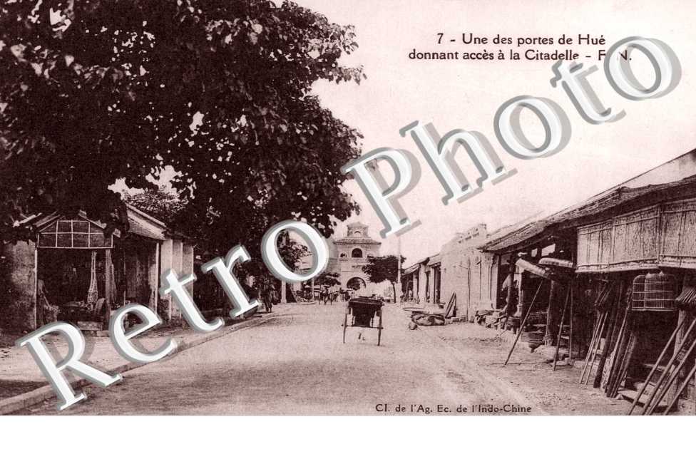 Annam, Une des Portes de Hue donnant acces a la Citadelle
