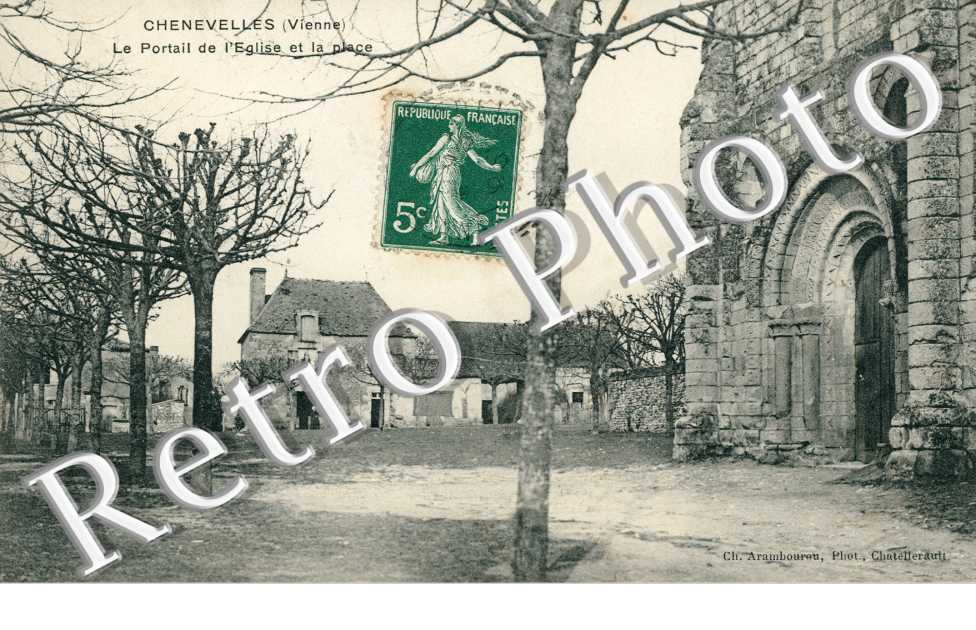 Le portail de l'eglise et la place