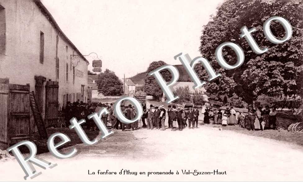 la fanfare d'Ahuy en promenade a Val Suzon