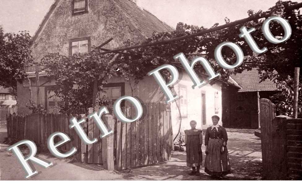 Vue Interieure, une maison et deux femmes